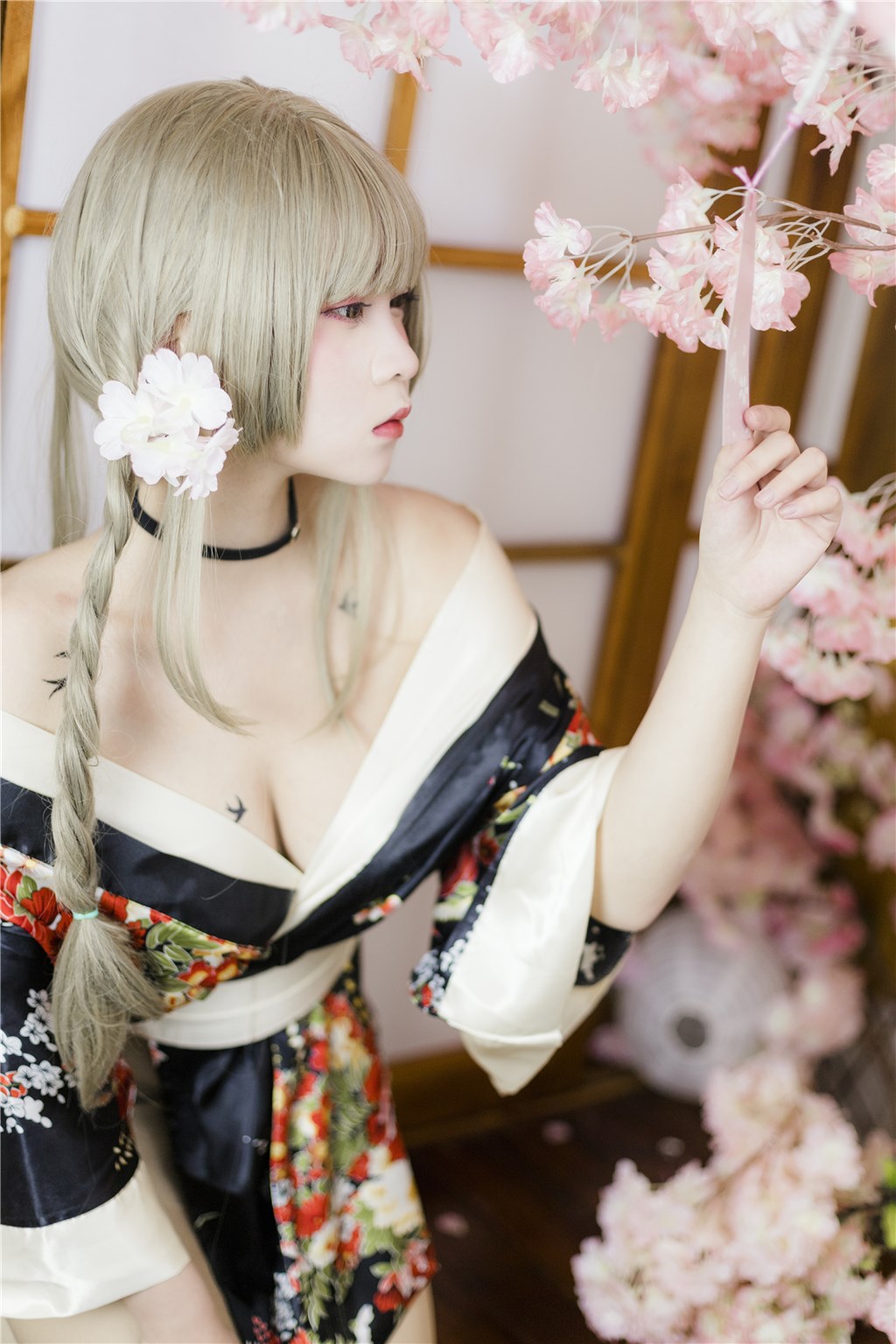 黑料网APP秘档:在走秀后台,两人同时更衣引发了工作组的讶异目光