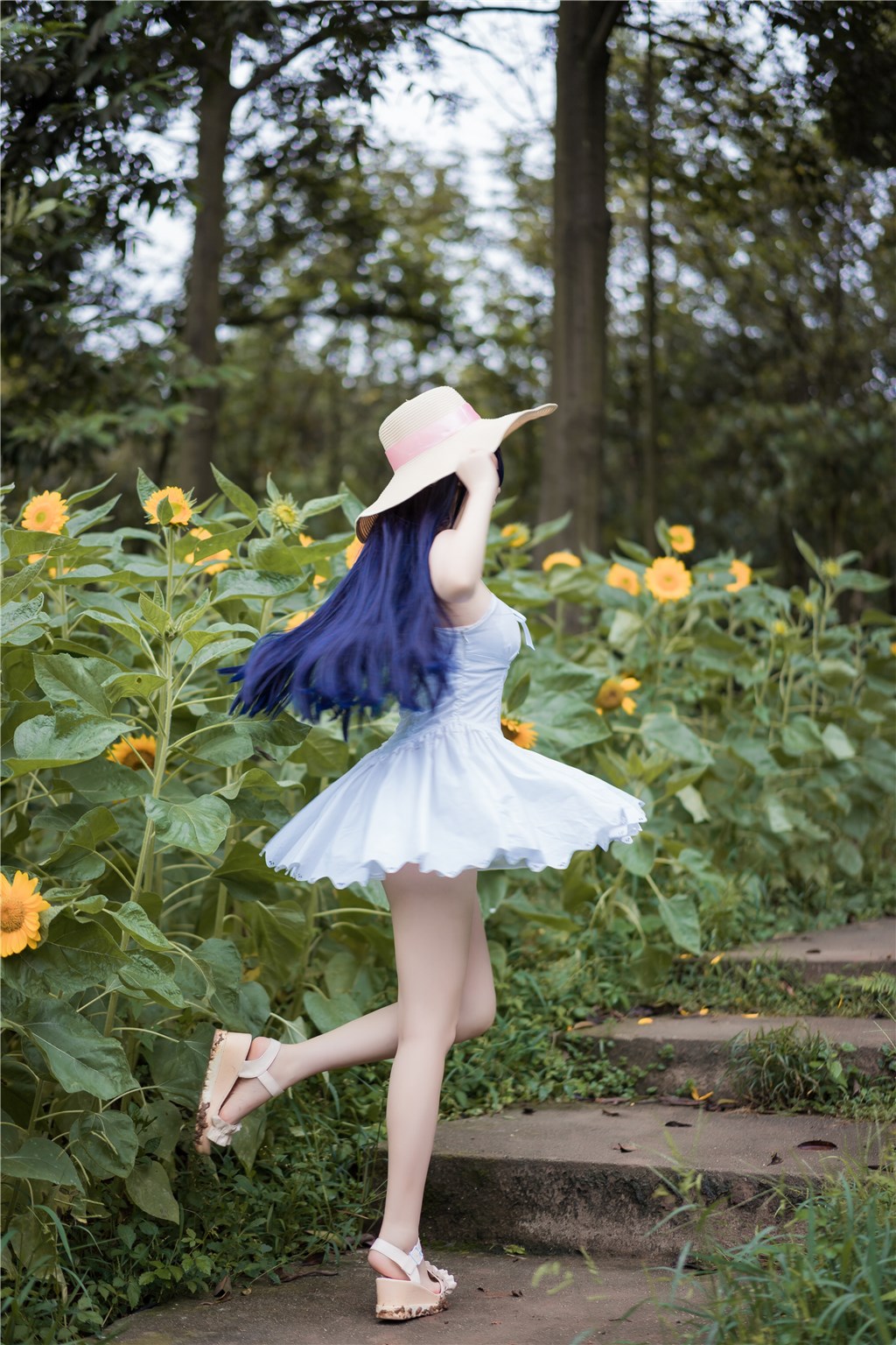 黑料网APP低鸣：在她家门口代收快递的是男星经纪人，耐人寻味，zq黑料