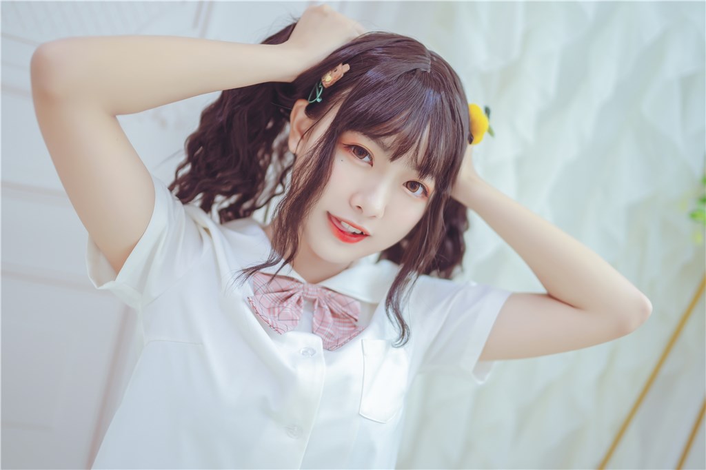 黑料吃瓜共鸣：花絮照里女星紧抓男搭档衣袖，粉丝解读“十足的小鸟依人”